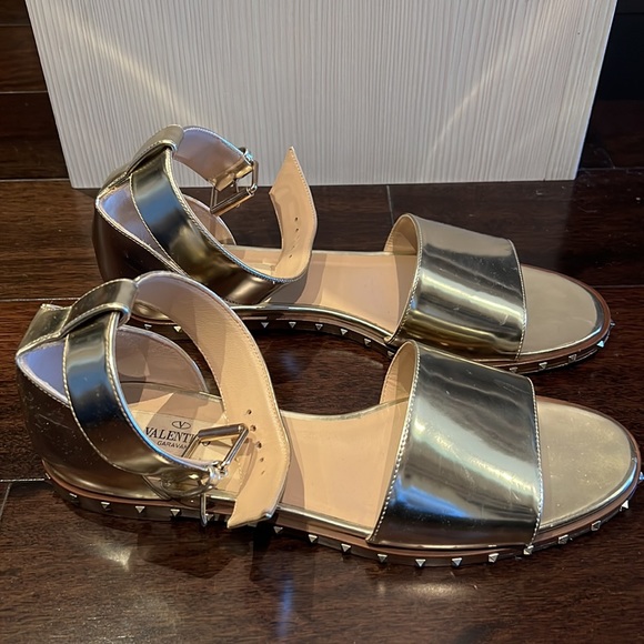 Valentino Garavani Metallic Leather Flat Sandals - Picture 2 of 6